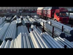 O armazém de tubos galvanizados pronto para transporte