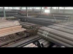 A carga dos tubos no armazém